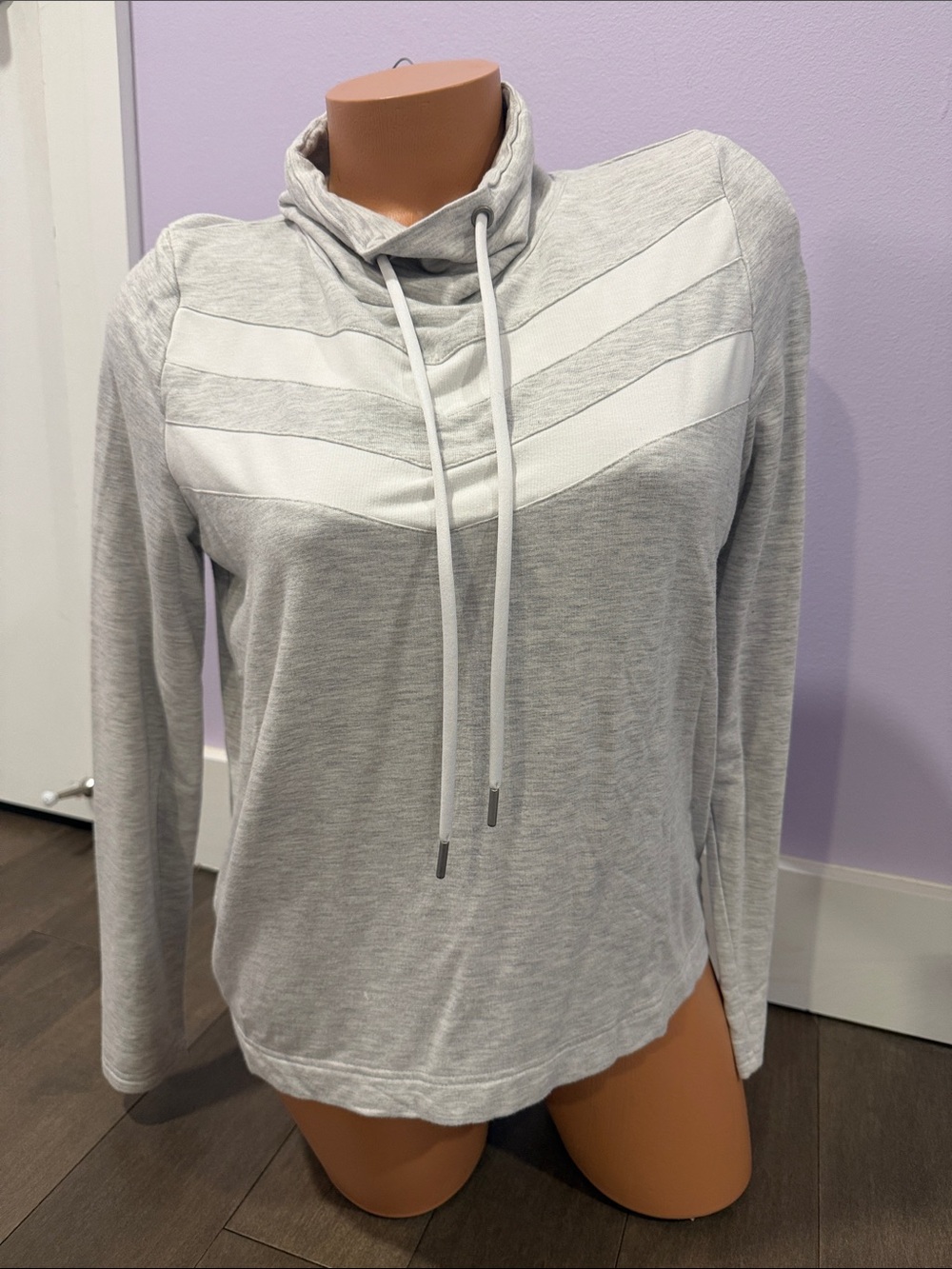 Banana Republic Light Gray & White Chevron Funnel Neck Pullover. Light Weight. S